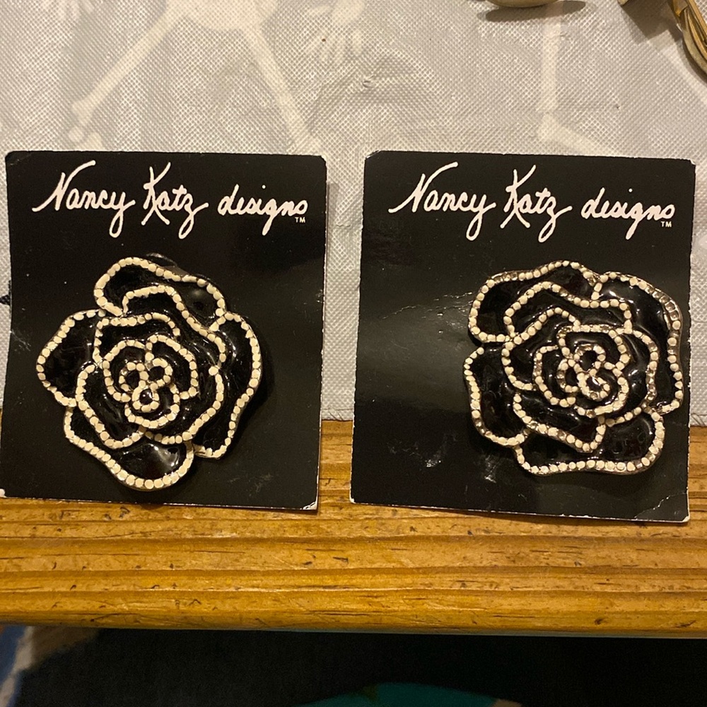 New old stock vintage shoe clips black and white enamel flowers